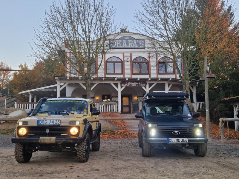 Lada Niva Südstaatenhaus.jpg
