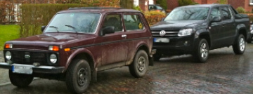 Niva und VW-Amarok - Der Niva-Zwerg wirkt insbesondere bei Zuverlässigkeit und Verarbeitung beinahe noch riesig neben manchem Amarok aus der Argentinischen Baureihe... Die Optik ist eine Frage der Perspektive.